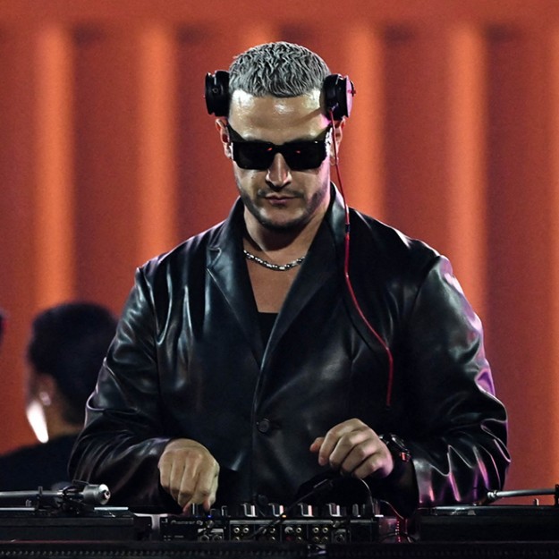 DJ Snake - Auteur-compositeur, interprète. Sortie des singles « Noventa » (avec J Balvin) et « Something Wrong » (feat. Don Toliver), plus grand show DJ solo avec The Final Show au Stade de France, tournée mondiale (Inde, USA, etc.). Soutenu par notre Action culturelle.