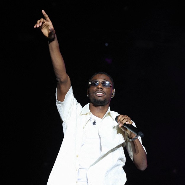 Tiakola - Auteur-compositeur, interprète. Tournée Mélo / BDLM Live : Les Ardentes, Paris La Défense Arena, Accor Arena, etc. Single « Formidable » inclus dans la bande-son officielle de EA Sports FC 25.